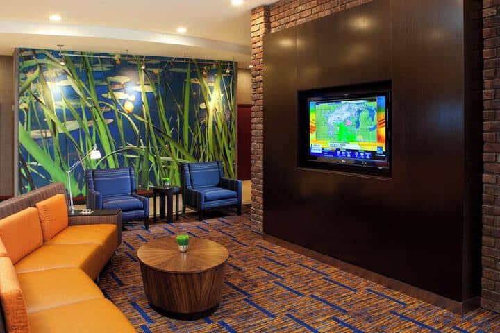 Lounge 23 of 27